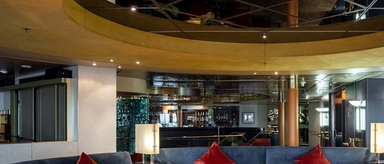 Enjoy a cocktail, wine or beer from the specially crafted drinks menu at the Ocean bar