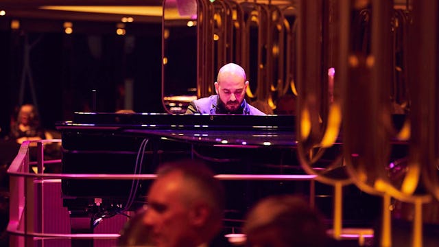 Pianist playing in Arvia Crow's Nest