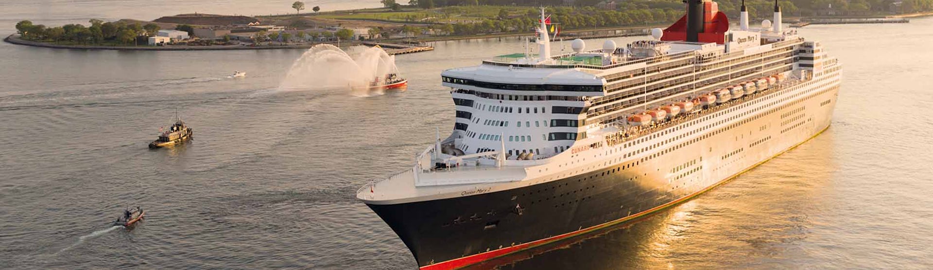 Cunard Queen Mary 2 cruise ship sailing around New York