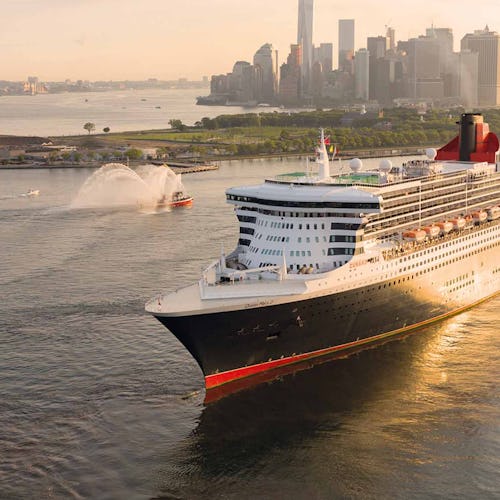 Cunard Queen Mary 2 cruise ship sailing around New York