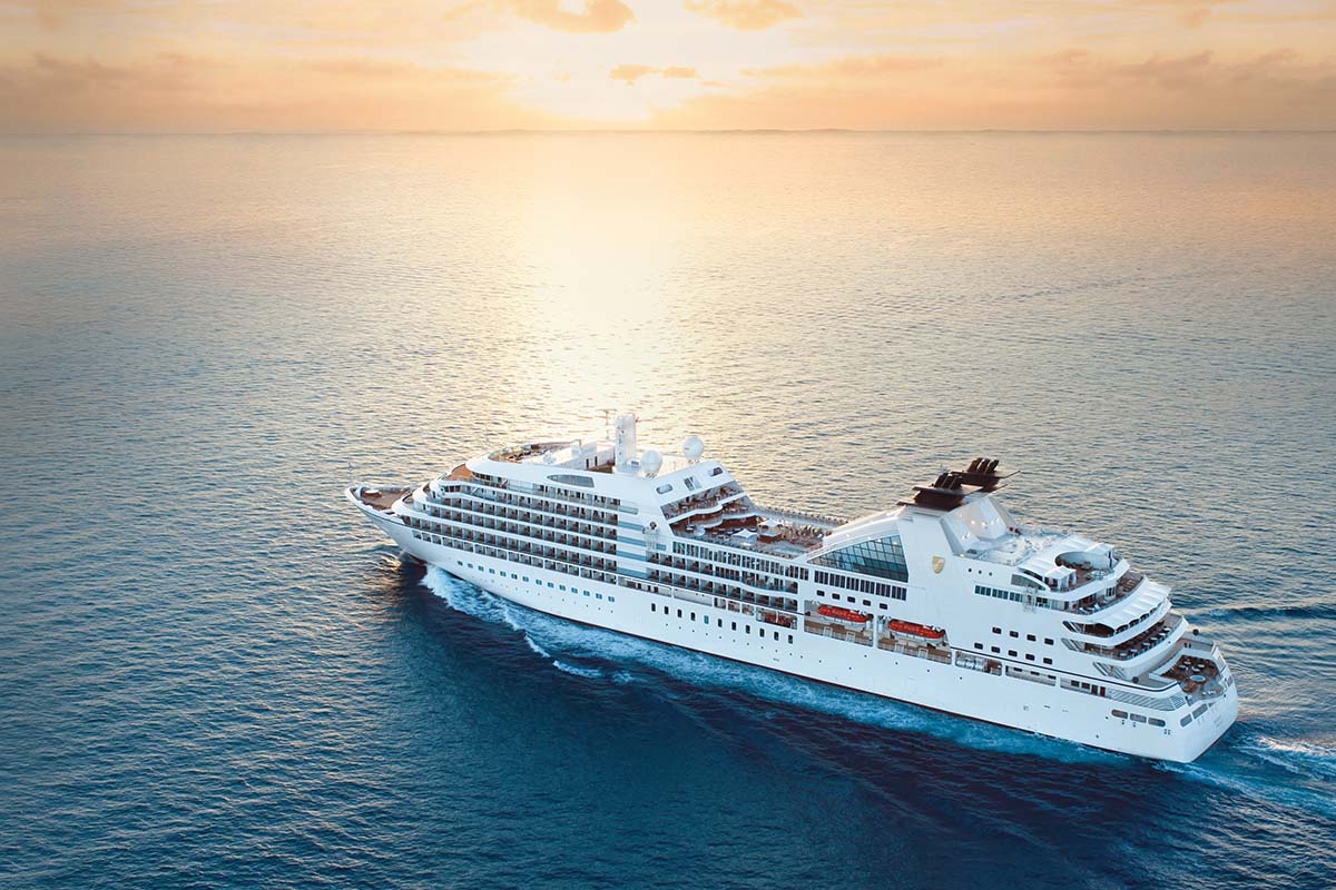 Seabourn Sojourn sailing towards the horizon