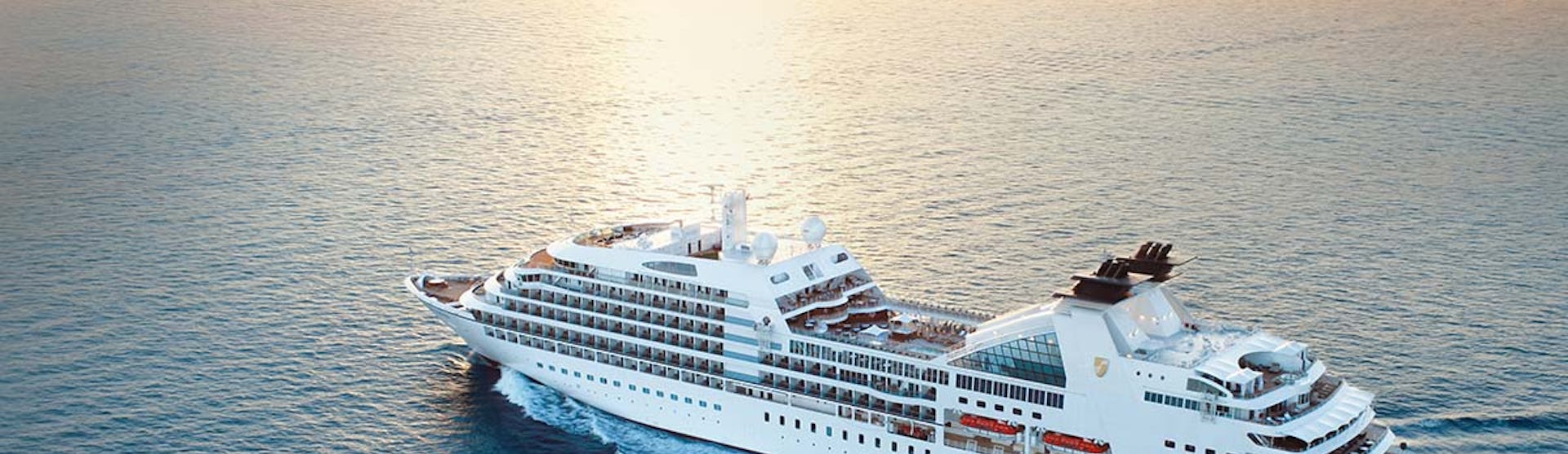 Seabourn Sojourn sailing towards the horizon