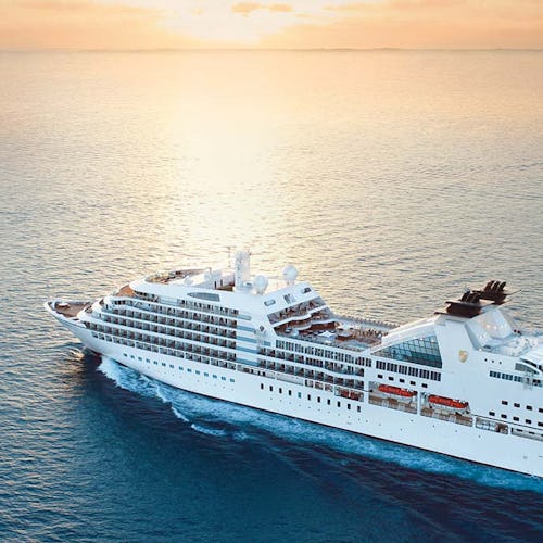 Seabourn Sojourn sailing towards the horizon