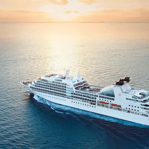 Seabourn Sojourn sailing towards the horizon