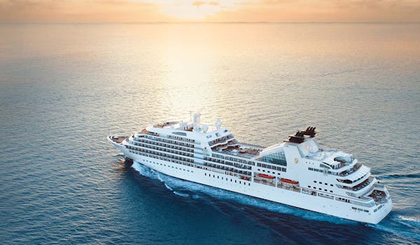 Seabourn Sojourn sailing towards the horizon